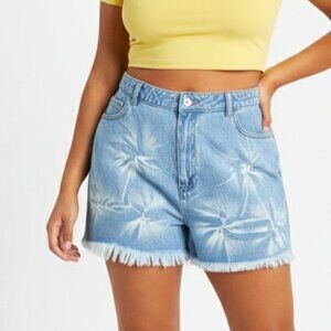 Boohoo Plus Bleach Wash Distressed Hem Denim Shorts - Size 24